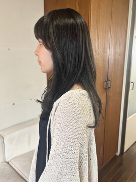 タヴィ(Tavi) 暗めカラーのチャコールグレー/レイヤーカット/顔周りレイヤー
