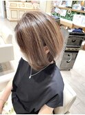 柔らかベージュの白髪ぼかしハイライト