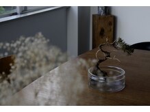 イセル(isel)の雰囲気（穏やかな風が入る待合でコーヒーをお楽しみください。[理容室]）