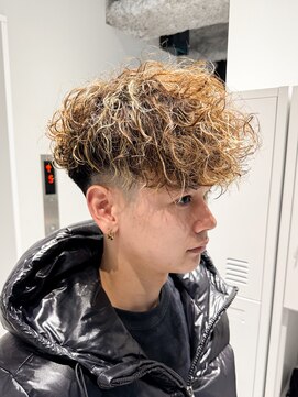 ルーシー 渋谷(LUCEY) スペインカール極道パーマホワイトメッシュスキンフェード短髪