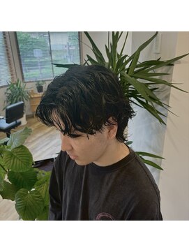 トウキ(touki) ニュアンスツイストパーマメンズセンターパート黒髪束間ウルフ