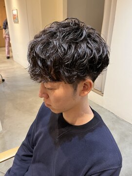 ソウスシア(SOURCE cia) メンズ無造作スパイラルパーマ【佐藤和弥】