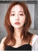 女性らしく上品な印象を与える、顔周りレイヤーカット