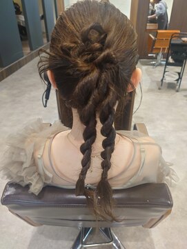 ビスポーク(BESPOKE) 20代30代40代♪お呼ばれ大人かわいい編み込み風アレンジ