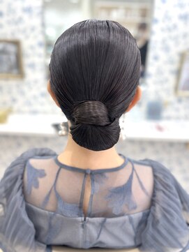 サクララ(Sakura la) タイトシニヨン/結婚式お呼ばれヘア/二次会ヘア/参列ヘア