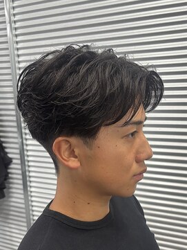 ガオプロデュースバイレボ(gao produced by revo) フェザーパーマ/センターパート/毛流れパーマ/刈り上げ/ビジネス