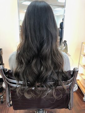 フィックスアップ 銀座(FIX-UP GINZA) ロングでみせるシルバーグレーのグラデーションカラー