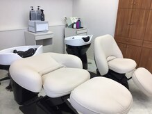 ローズマリーの雰囲気（フルフラットで寝心地のいいシャンプー台がお客様から好評です）