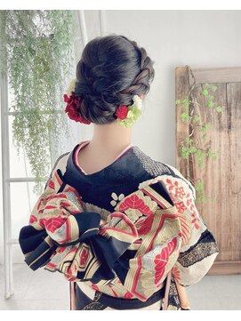 レオノーレ(Leonore) 【Leonore】編み込みとロープ編みを使用した下目アップスタイル