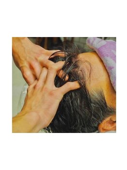 ツボを押し頭皮の血流を促進。自律神経が整いストレスの軽減や目の疲れにも◎癒しの時間を♪