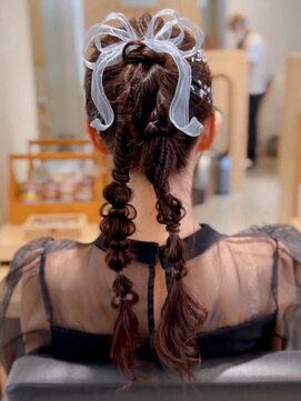 フォーエス(4S) 編み下ろしツインポニー　～結婚式お呼ばれヘア～