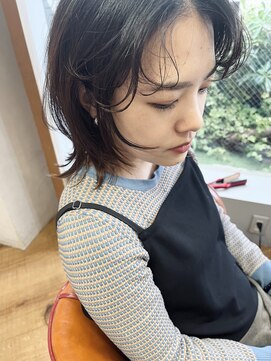 ラビリンス(Labyrinth) 顔周りレイヤーデザイン×伸ばしかけウルフヘア