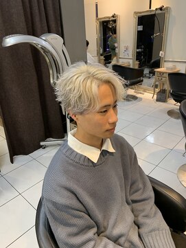 アイズ 海老名(AIZU) ホワイトカラーダブルカラーニュアンスパーマセンターパート