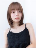 20代30代大人可愛いグレージュカラー斜めバングショートボブ