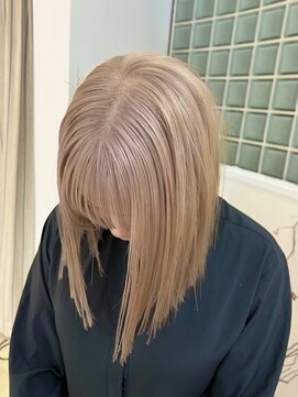 ロマーリ(LOMARLIE) きりっぱなしボブ×ホワイトベージュ