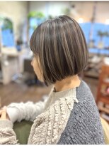 アウル(Owl)&nbsp;理想的なハイライトと白髪染めのボブ