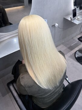 オニキス(ONYX) h67 ホワイトブロンド表参道レイヤーカット