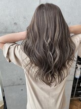 白髪染めには脱白髪染めハイライトが大人気★ダメージレスで白髪が目立たない！！髪質改善カラーがオススメ