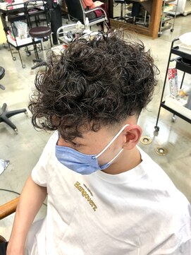 ベル(BELL) クセ毛を生かすツーブロックフェードカット【BELL用賀/桜新町】