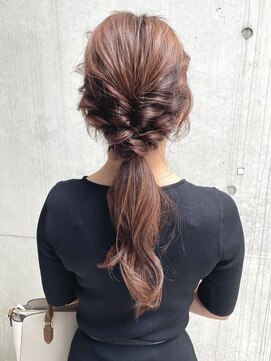 ディア(.eer) かんたん5分アレンジ。〇 おくれ毛/顔まわりレイヤー/ローポニー