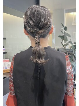 ケンジ ツルヤチョウ(KENJE tsuruyacho) ローポニー/タイトアレンジ/ゆるふわアレンジ/お呼ばれヘア