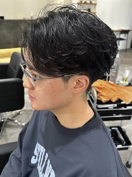 ヒュイル バイ ニアウ(Hwyl by Niau) メンズセンターパートパーマニュアンスパーマフェザーパーマ