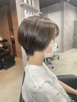 バディ(BUDDY) ハイライトカラーショートボブ