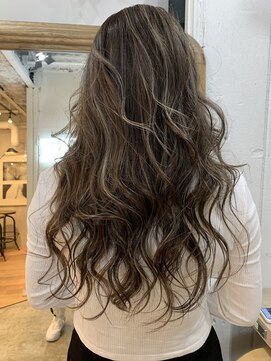 ヘアーワークス ヘルム 渋谷店(HAIR WORKS HELM) レイヤーロング前髪パーマグレーベージュレイヤーロング2