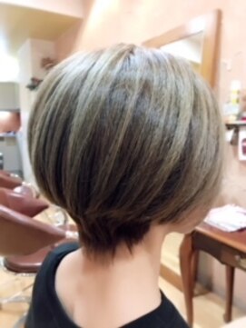 ヘアーフェロー HAIR fellow ショートボブハイライト・バレイヤージュ　丸みくびれひし形小顔