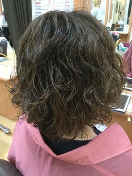 カーキベージュ赤み消しカラーボリュームアップミディアムヘア