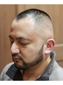 バーバーショップ スバル(BARBERSHOP SUBARU) <理容室><バーバー>黒髪ボウズスキンフェードグラデーション