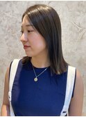 オリーブグレージュ　暗髪ヘア　外ハネレイヤーミディアム 艶髪