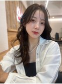 センター分けくびれヘア前髪ロングレイヤー韓国ヘアエモージュ