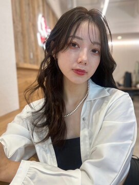 ユーフォリア 新宿通り(Euphoria) センター分けくびれヘア前髪ロングレイヤー韓国ヘアエモージュ