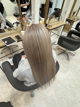 エリス ウメダ(Eliss umeda) ハイトーンヘア×ミルクティーベージュ