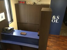 ネイビーとブラウンの落ち着いた雰囲気のサロンです☆