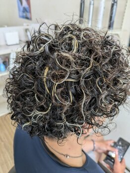 ギフト(GIFT)の写真/【メンズカット＋ツイストorスパイラルパ－マ¥10,000】メンズパーマで若さUP☆忙しい朝もセットが楽に！
