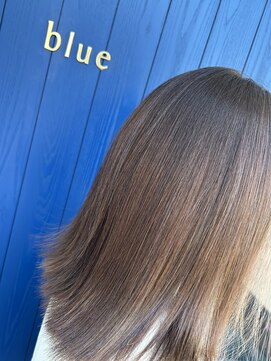 ブルー(blue) 白髪を活かして自分らしさを