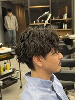 オーバルバイアピッシュ(OVARL by apish)&nbsp;常田風スパイラルパーマ/メンズパーマセンターパート縦落ち