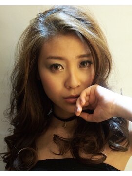 ナゴンスタイル(NAGON STYLE) ほつれたカールがアンニュイなムードを加速