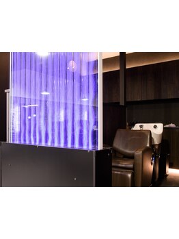 《半個室・ペア席あり》非日常を味わえるラグジュアリー空間で、贅沢なサロンタイムを満喫できます。