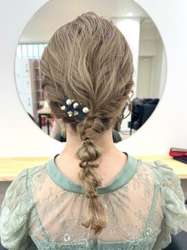 ナウアズ(now as.) ハイトーン×編みおろしヘアアレンジ【向】