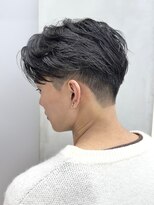 フェザーショートで力強い印象に