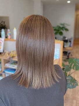 エホン(ehon) アースカラーのオークルベージュで秋をとことん楽しむボブ