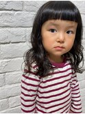 キッズカット　オン眉ぱっつん前髪が可愛いミディアムスタイル