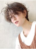 大人カジュアルショートスタイル_耳かけウェーブパーマ_56651