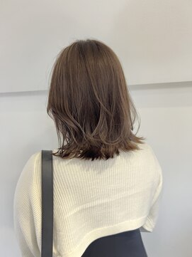 トレス(TRESS) 外ハネレイヤー　ボブレイヤー　グレージュカラー