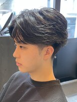 ジュンヌオム リンカラン(Jeune Homme LINGKARAN) センターパート×フェザーパーマ