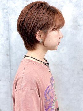 モリオ(morio) ピンクオレンジ可愛いショートヘア耳掛けショートくびれショート