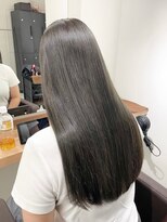 アトレ 福岡大名店(attrait)&nbsp;ロングヘアのグレージュ。上質な透け感を引き出すカラー